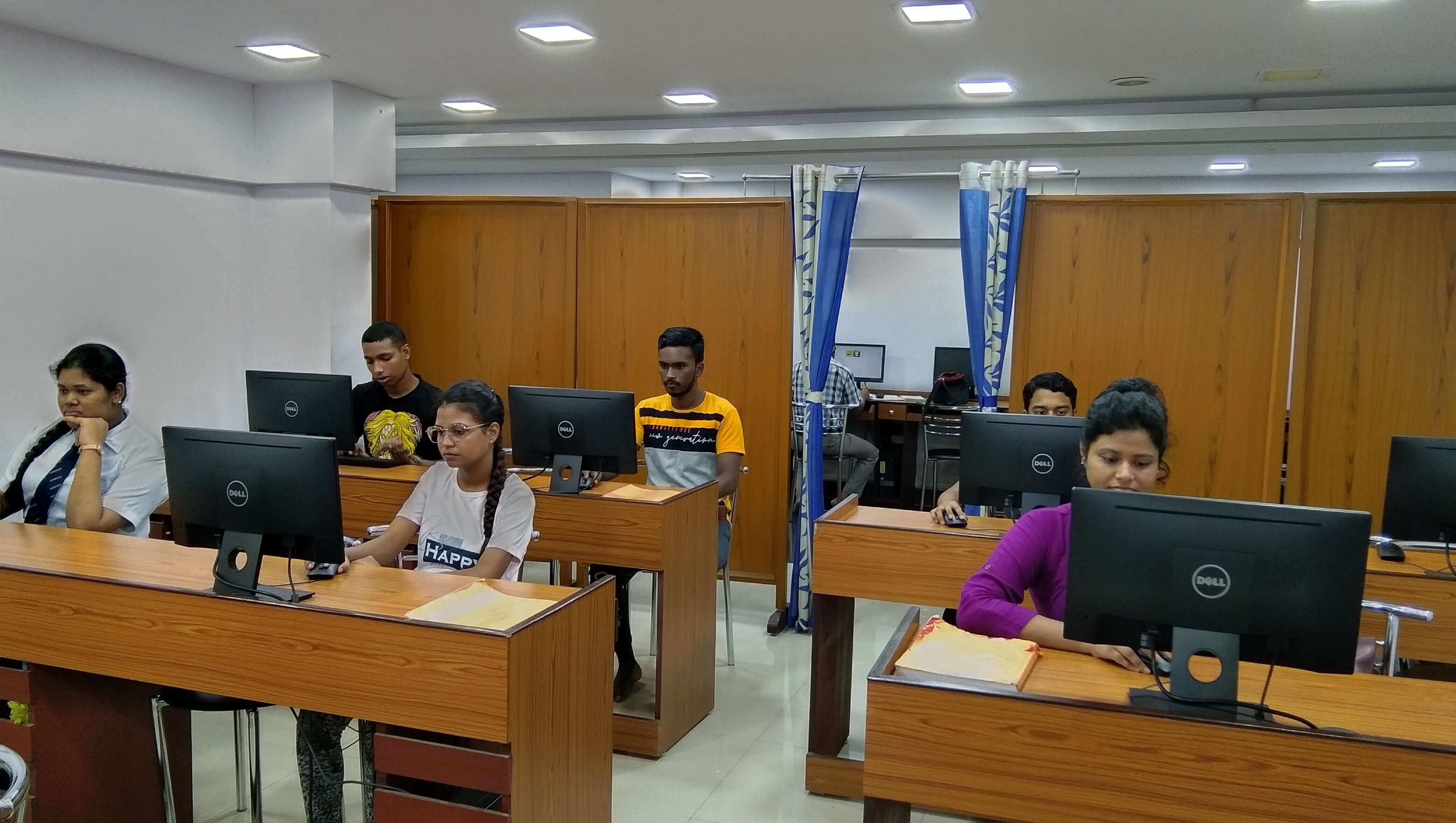 3 students in computer lab